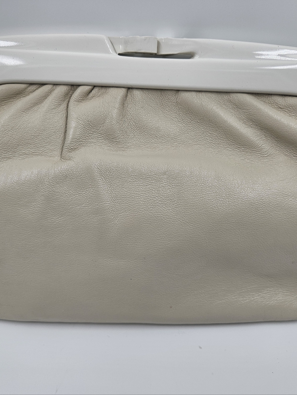 Vintage 1970s Italian Genuine Leather Clutch Purse | White Mod Plastic Frame | M